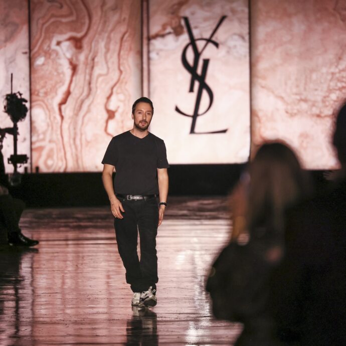 Saint Laurent annuncia l’uscita del direttore creativo Anthony Vaccarello. L’ad Luca de Meo: “Ci apprestiamo ad aprire un nuovo capitolo della storia della maison”