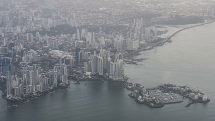 Due forti scosse di terremoto a Panama di magnitudo 7.6 e 6.0: persone in strada e palazzi danneggiati. “Allerta tsunami”
