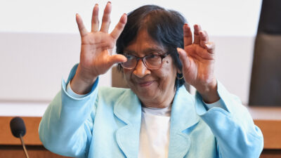 Copertina di Nobel per la Pace a Pillay, le prime parole della giurista: “Io coraggiosa per la denuncia di genocidio a Gaza? Ho detto la verità”