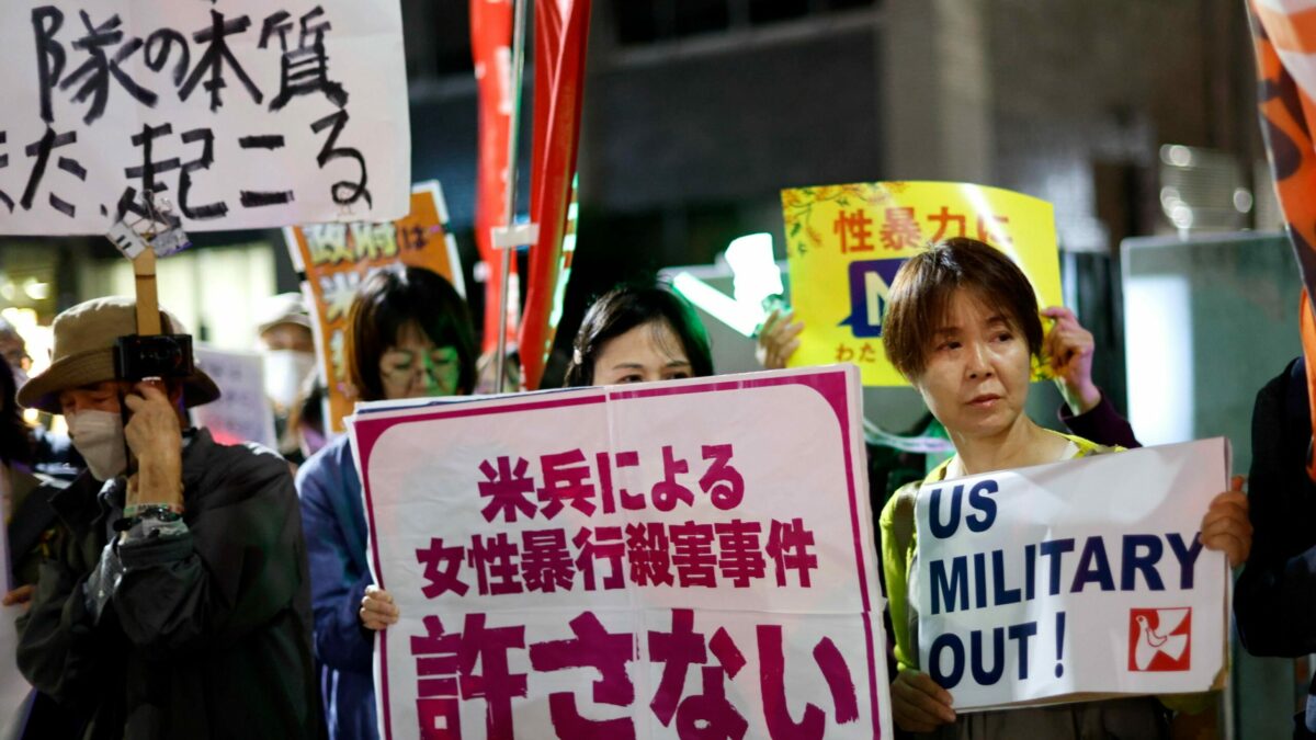 marine arrestato per l8217omicidio di una donna a okinawa nuove proteste in giappone contro le basi militari usa da Ilfattoquotidiano.it marine arrestato per l8217omicidio di una donna a okinawa nuove proteste in giappone contro le basi militari usa
