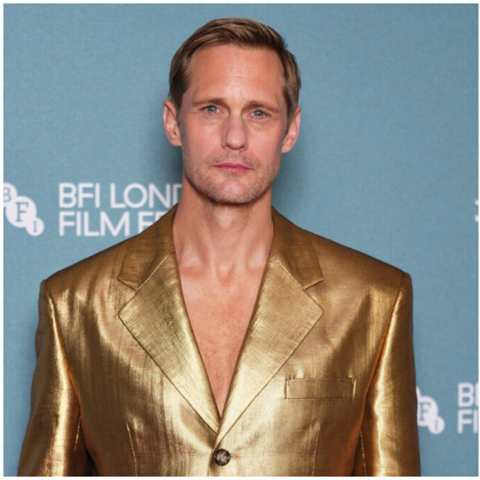 “Prendo un sacco di droghe e poi vedo cosa mi viene in mente, quale ispirazione trovo”: Alexander Skarsgard con le scarpe trasparenti sul red carpet