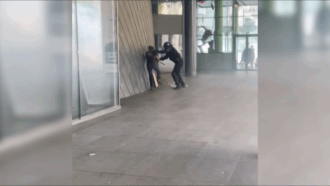 Copertina di Proteste in Francia, poliziotto colpisce ripetutamente un giovane: aperta un’inchiesta. Il video del pestaggio