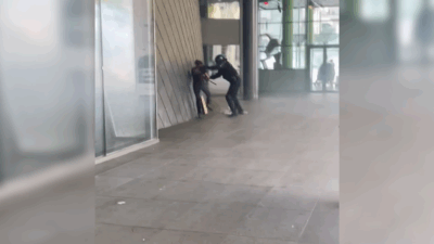 Copertina di Proteste in Francia, poliziotto colpisce ripetutamente un giovane: aperta un’inchiesta. Il video del pestaggio