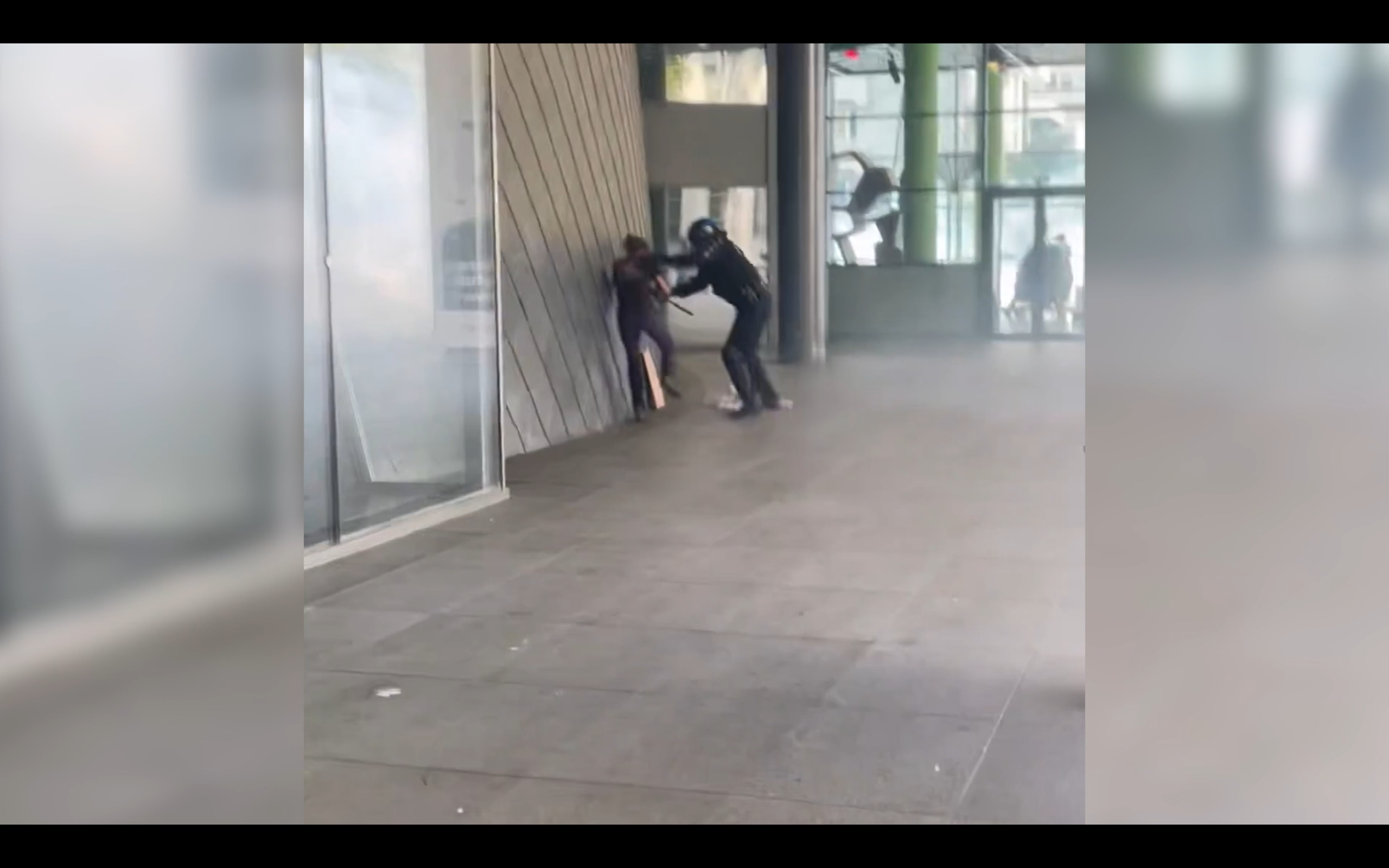 proteste in francia poliziotto colpisce ripetutamente un giovane aperta un8217inchiesta il video del pestaggio da Ilfattoquotidiano.it proteste in francia poliziotto colpisce ripetutamente un giovane aperta un8217inchiesta il video del pestaggio