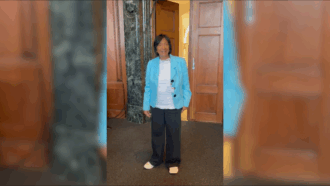 Copertina di “Se applaudite più forte divido il premio con Trump”: il video di Navi Pillay appena apprende la notizia del Nobel per la Pace