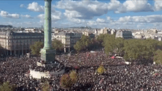 Copertina di Proteste in Francia, un mare di studenti riempie piazza della Bastiglia a Parigi: i video pacifici coi cori