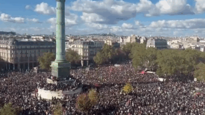Copertina di Proteste in Francia, un mare di studenti riempie piazza della Bastiglia a Parigi: i video pacifici coi cori