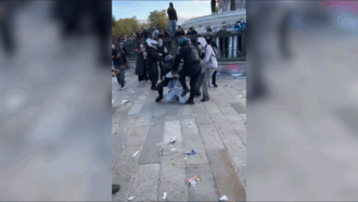 Copertina di Proteste in Francia, poliziotto colpisce con una ginocchiata al volto un manifestante: “Violenza inaudita”