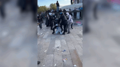 Copertina di Poliziotto colpisce con una ginocchiata al volto un manifestante: “Violenza inaudita”. Inchiesta su un altro episodio di pestaggio