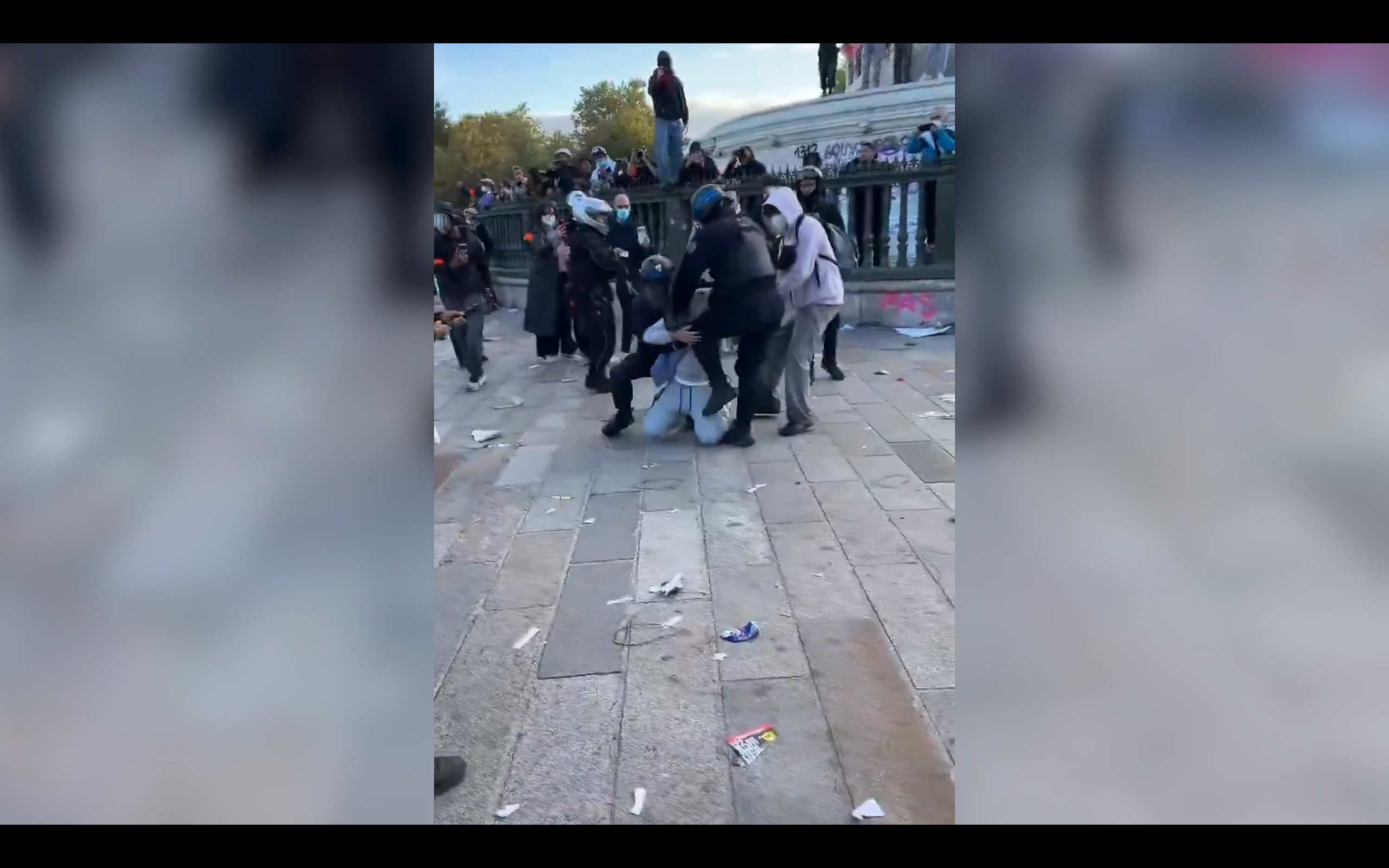 proteste in francia poliziotto colpisce con una ginocchiata al volto un manifestante violenza inaudita da Ilfattoquotidiano.it proteste in francia poliziotto colpisce con una ginocchiata al volto un manifestante violenza inaudita