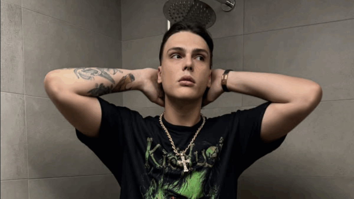 Kid Yugi in concerto a Milano: “Gli anni passano, ma in questa nazione non cambia mai un ca**o”, poi l’appello “Free Tony Boy”. Il suo nome spunta per il toto-Big di Sanremo 2027