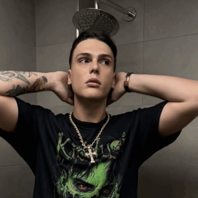 Kid Yugi in concerto a Milano: “Gli anni passano, ma in questa nazione non cambia mai un ca**o”, poi l’appello “Free Tony Boy”. Il suo nome spunta per il toto-Big di Sanremo 2027