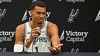 Copertina di La stella Nba Wembanyama si schiera con le proteste degli studenti in Francia: "Le ascolto e le sostengo, disuguaglianze sistemiche"
