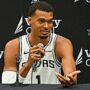 Copertina di La stella Nba Wembanyama si schiera con le proteste degli studenti in Francia: "Le ascolto e le sostengo, disuguaglianze sistemiche"
