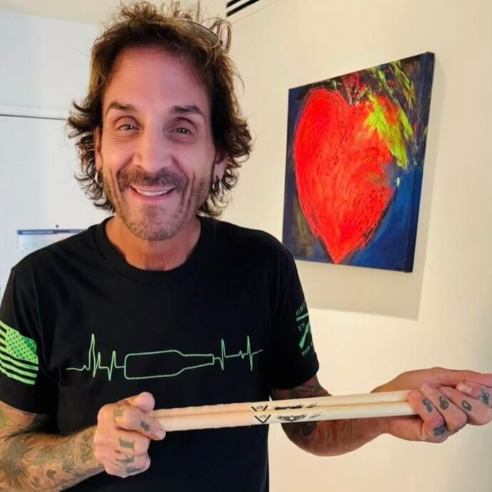 “È una situazione spiacevole. Tenete pronte le vostre preghiere”: malore sul palco per Deen Castronovo dei Journey