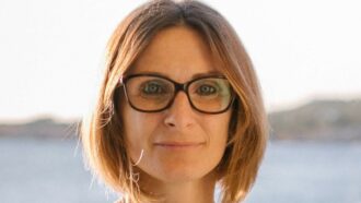 Copertina di “In Italia non riesco a vivere a causa di mentalità e burocrazia. E sul lavoro c’è il ‘filtro dell’età’ per le donne over 35 e le madri”