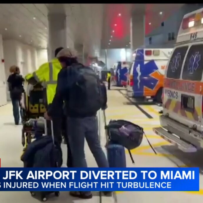 Turbolenza su un volo Medellín-New York, l’aereo perde 7mila metri di quota in pochi secondi e attua l’atterraggio d’emergenza: otto feriti in ospedale