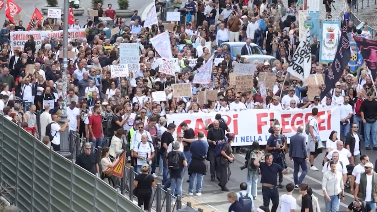abitanti e sindaci dei campi flegrei in corteo a roma 200 un problema nazionale al governo chiediamo tempi rapidi da Ilfattoquotidiano.it abitanti e sindaci dei campi flegrei in corteo a roma 200 un problema nazionale al governo chiediamo tempi rapidi