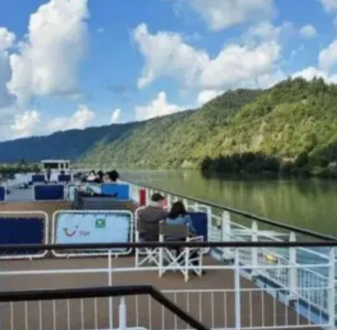 “Abbiamo prenotato una crociera sul Danubio spendendo quasi 4 mila euro, ma ci siamo ritrovati a passare ore e ore in pullman. Ci sentiamo presi in giro”: la protesta dei passeggeri
