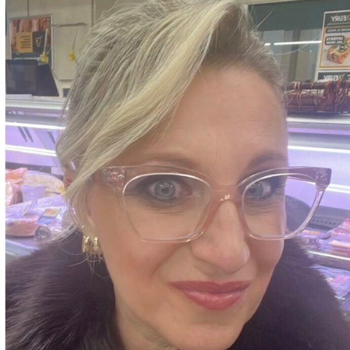 “Ho perso mia mamma, solo un mese fa. Ma prometto che appena smaltisco il lutto riprenderò tutti i chili che ho perso”: la risposta di Katia Follesa agli haters