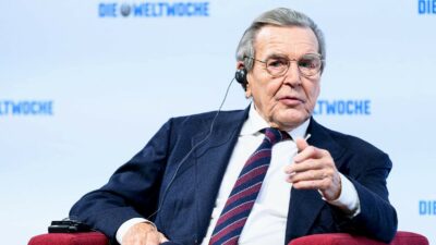Copertina di Schröder festeggia insieme con Putin  “Vergogna” contro “Lo fa per la pace”