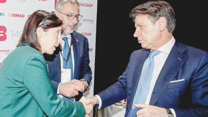 Conte e Schlein  separati in casa E parte la battaglia sui centristi