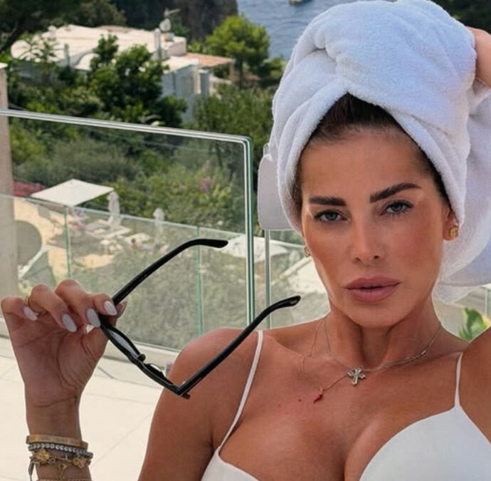 Aida Yespica, incidente all’alba: finisce con la Smart contro cinque cassonetti e due vetture, poi rifiuta l’alcoltest