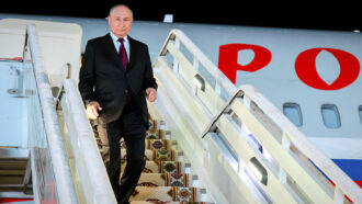 Copertina di Sciame di droni ucraini su Mosca, scali chiusi. Il “Cremlino volante” di Putin costretto ad atterrare a San Pietroburgo