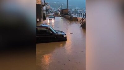 Copertina di Esondano i torrenti a Lipari: case e strade allagate | video