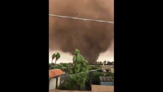 Copertina di Un vortice di terra rossa si abbatte su Marsala: il video della tromba d’aria nel Trapanese