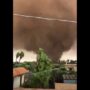 Copertina di Un vortice di terra rossa offusca il cielo e si abbatte su Marsala | video