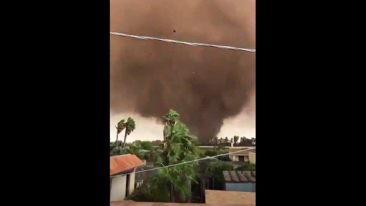 un vortice di terra rossa offusca il cielo e si abbatte su marsala il video della tromba d8217aria da Ilfattoquotidiano.it un vortice di terra rossa offusca il cielo e si abbatte su marsala il video della tromba d8217aria