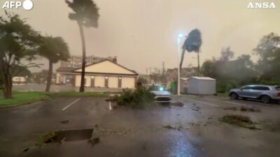 Copertina di Usa, l’uragano Isaias si abbatte sulla Florida: venti fino a 165 km/h, 668mila persone senza elettricità. Trump dichiara lo stato di emergenza