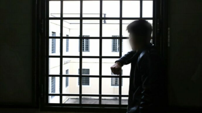 “La segregazione dei minori è illegale, si dimetta il direttore del carcere di Malta”, l’avvocato del 15enne detenuto: “Inadatto”