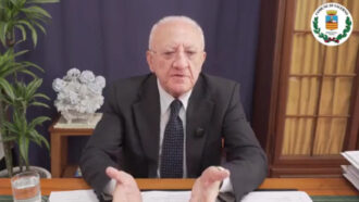 Copertina di De Luca: “La fucilazione in streaming negli Usa? Barbarie e animalità”. Poi attacca Onorato: “Progetto Civico? Paraculismo, palle e manfrine”