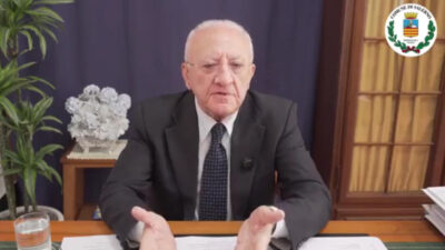 Copertina di De Luca: “La fucilazione in streaming negli Usa? Barbarie e animalità”. Poi attacca Onorato: “Progetto Civico? Paraculismo, palle e manfrine”