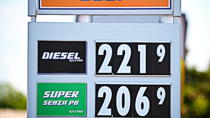 Caro carburanti, le imprese di autotrasporto siciliane si fermano dal 16 al 22 ottobre: l’annuncio di Confindustria Catania