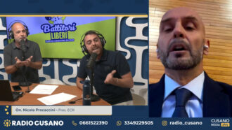 Copertina di Scontro Procaccini-Balzano. “Su Israele dite cazzate”. “Le dice lei, solo che è molto più pagato di noi. Rispetti chi fa informazione”