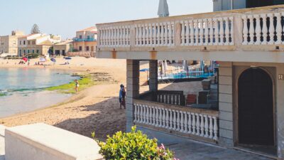 Copertina di Doveva mezzo milione all’Erario, ne pagherà 57 mila: così l’uomo FdI in Sicilia salva la casa sulla spiaggia di Montalbano