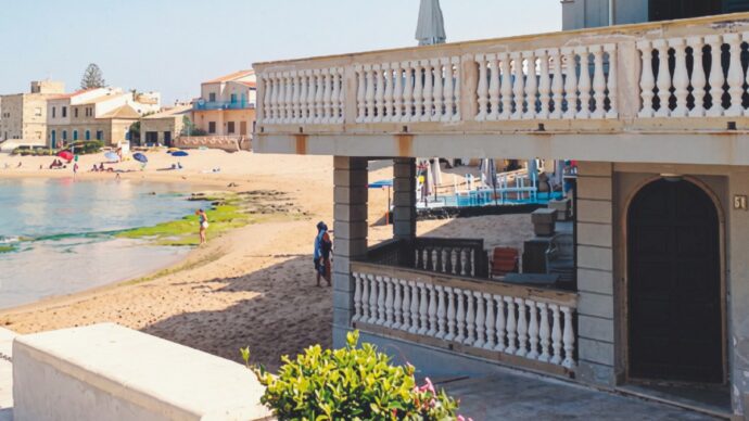 Doveva mezzo milione all’Erario, ne pagherà 57 mila: così l’uomo FdI in Sicilia salva la casa sulla spiaggia di Montalbano