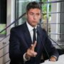 Copertina di L’ex premier Attal lancia l’attacco a Mélenchon
