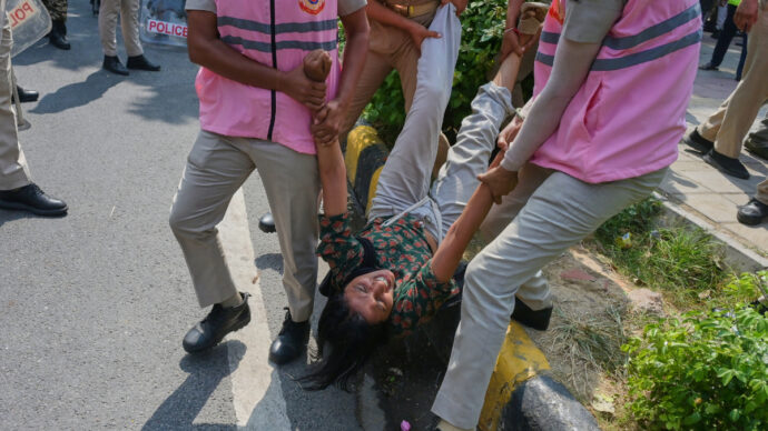 Migliaia di arresti in India per le proteste del Partito degli scarafaggi. L’Onu: “Rilasciare immediatamente i manifestanti”