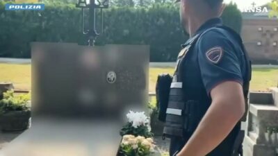 Copertina di Tre attacchi alla tomba dell’ex sindaco di Treviglio (Bergamo) in due mesi: denunciata 92enne