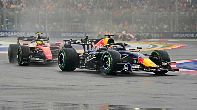 Formula 1 a Singapore, Verstappen trionfa in una sprint folle: le due Ferrari sul podio. Antonelli fortunato | Ordine d’arrivo e nuova classifica