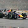 Copertina di Formula 1 a Singapore, Verstappen trionfa in una sprint folle: le due Ferrari sul podio. Antonelli fortunato | Ordine d’arrivo e nuova classifica