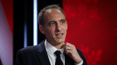 Copertina di Glucksmann vince le primarie della sinistra socialdemocratica al primo turno: sarà candidato alle presidenziali del 2027