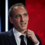 Copertina di Francia, Glucksmann vince le primarie della sinistra socialdemocratica al primo turno: sarà candidato alle presidenziali del 2027