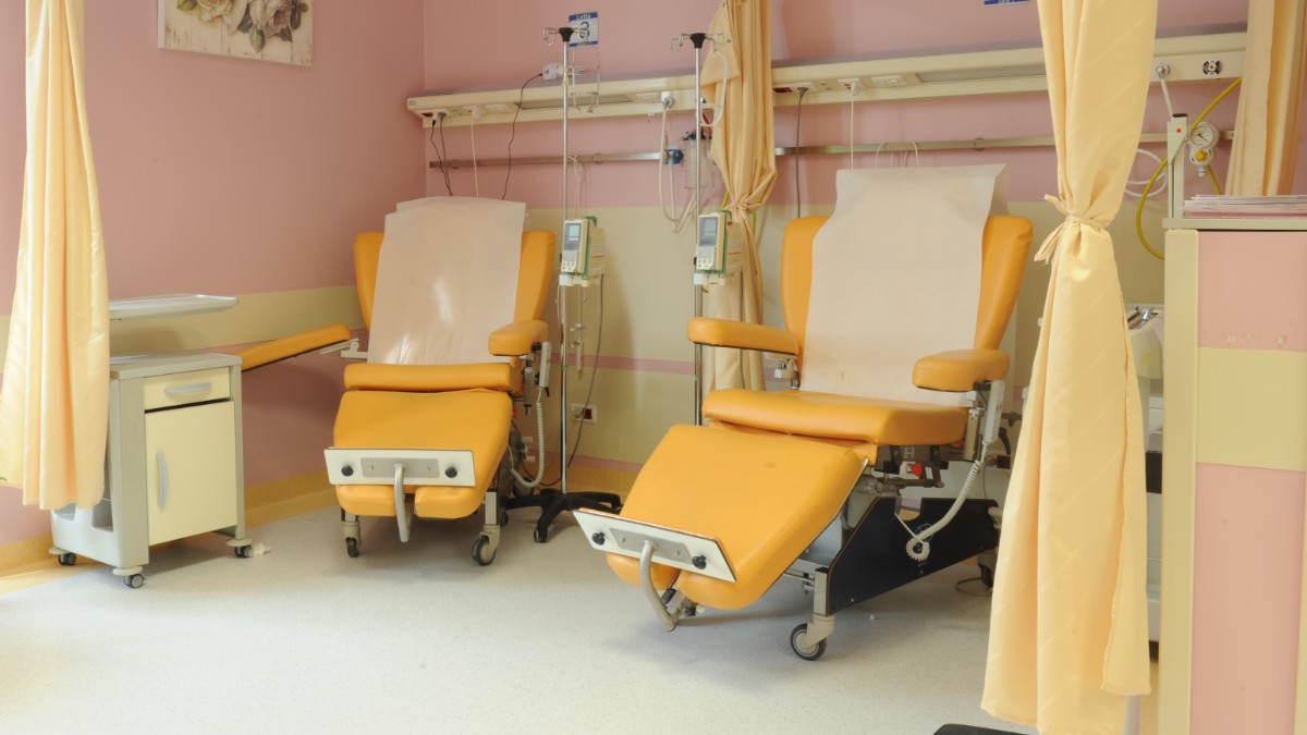 Molise, in vendita il reparto di radioterapia: il privato fa affari d’oro e la sanità pubblica sparisce. Ai pazienti resta un’assistenza tra le peggiori d’Italia