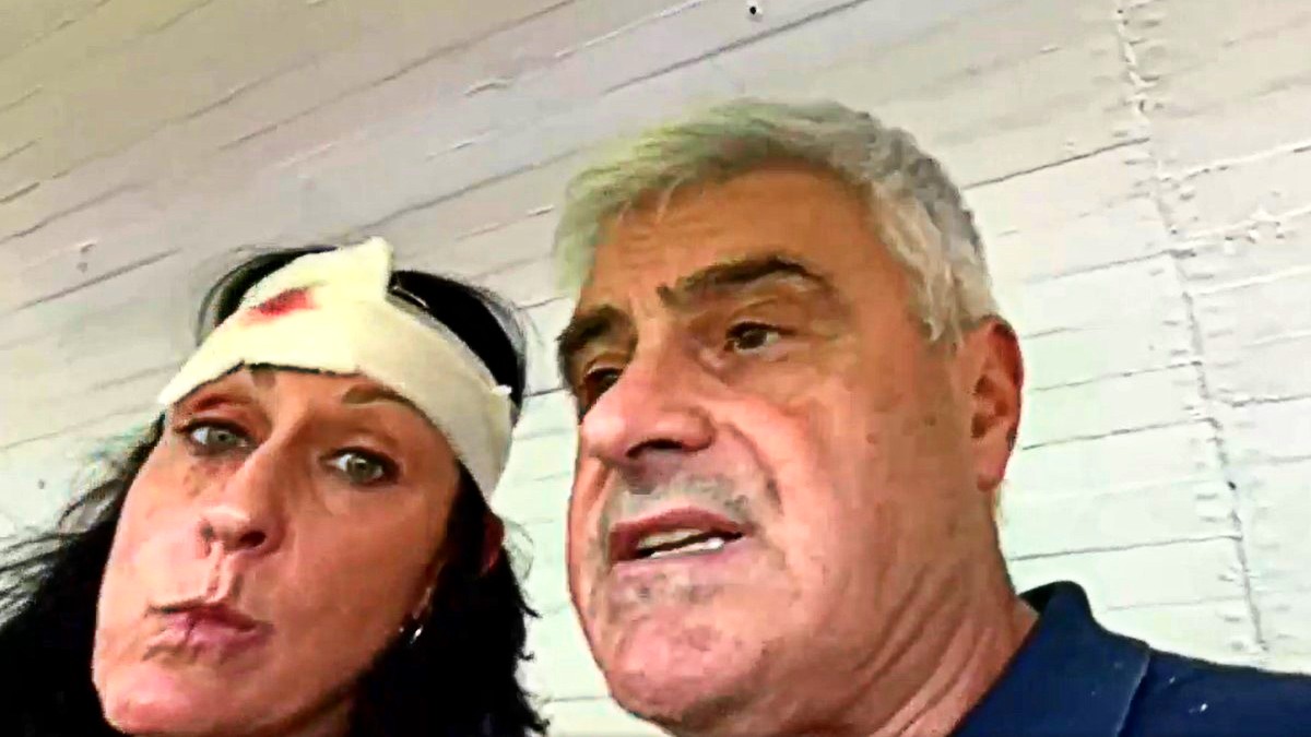choc a giulianova tifosi aggrediscono due cronisti giornalista ferita alla testa hanno dato l8217ennesimo cazzotto al vetro da Ilfattoquotidiano.it choc a giulianova tifosi aggrediscono due cronisti giornalista ferita alla testa hanno dato l8217ennesimo cazzotto al vetro