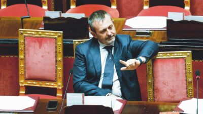 Copertina di Fontana finisce alla Consulta: “Su Delmastro vìola la Carta”